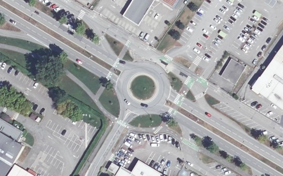 Vue aérienne du Rond-point anonyme n°170950993
