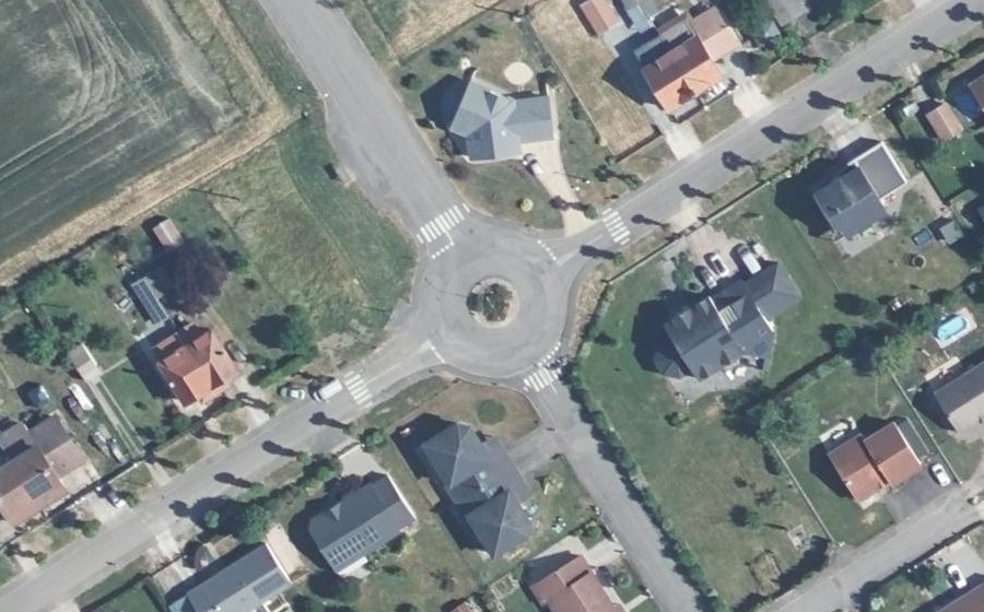 Vue aérienne du Rond-point anonyme n°170953054