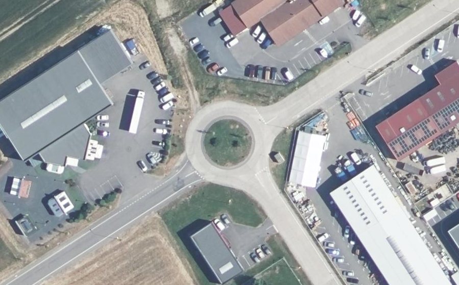Vue aérienne du Rond-point anonyme n°170953055