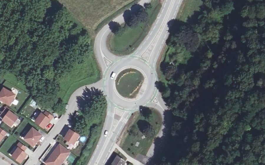 Vue aérienne du Rond-point anonyme n°170958345