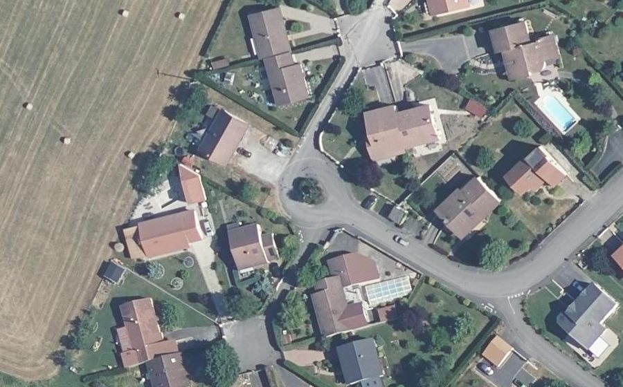 Vue aérienne du Rond-point anonyme n°170965223