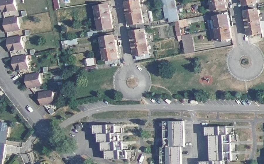 Vue aérienne du Rond-point anonyme n°170965225