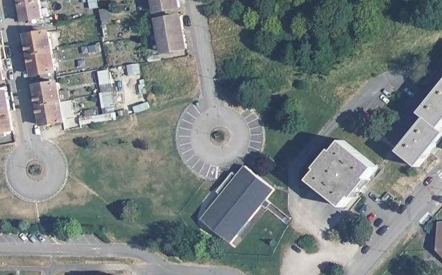 Vue aérienne du Rond-point anonyme n°170965227