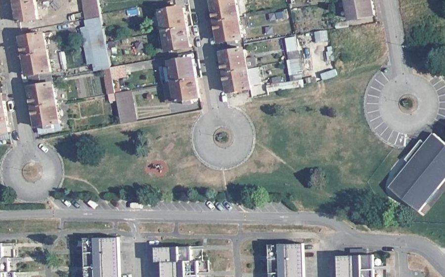Vue aérienne du Rond-point anonyme n°170965229