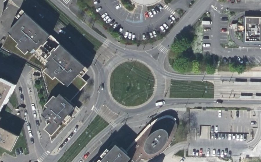 Vue aérienne du Rond-point anonyme n°170998748