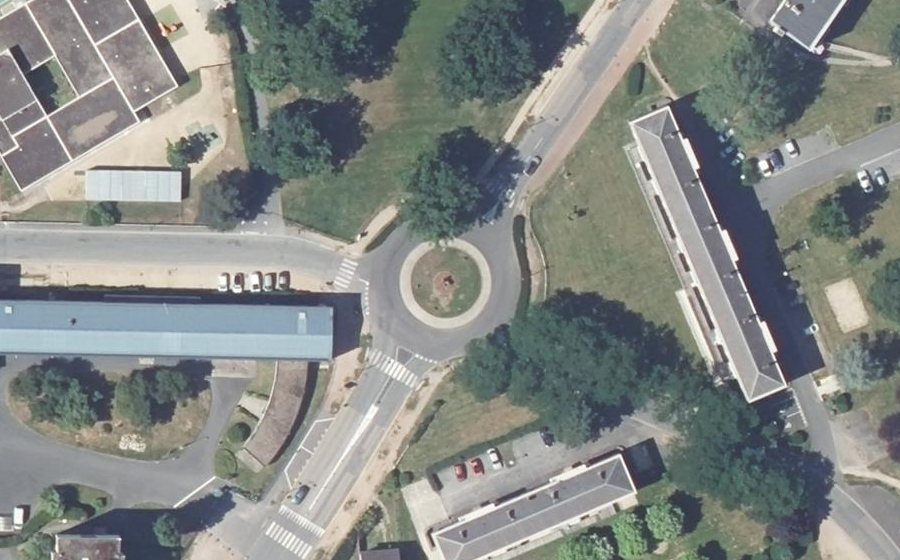 Vue aérienne du Rond-point anonyme n°171038721