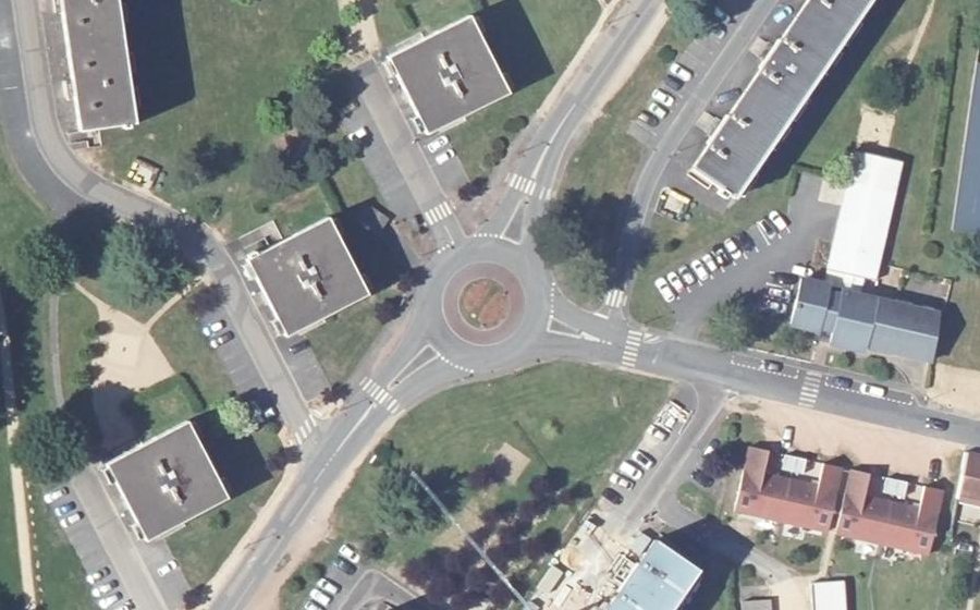 Vue aérienne du Rond-point anonyme n°171038728