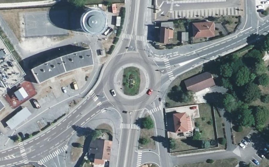 Vue aérienne du Rond-point anonyme n°171114839