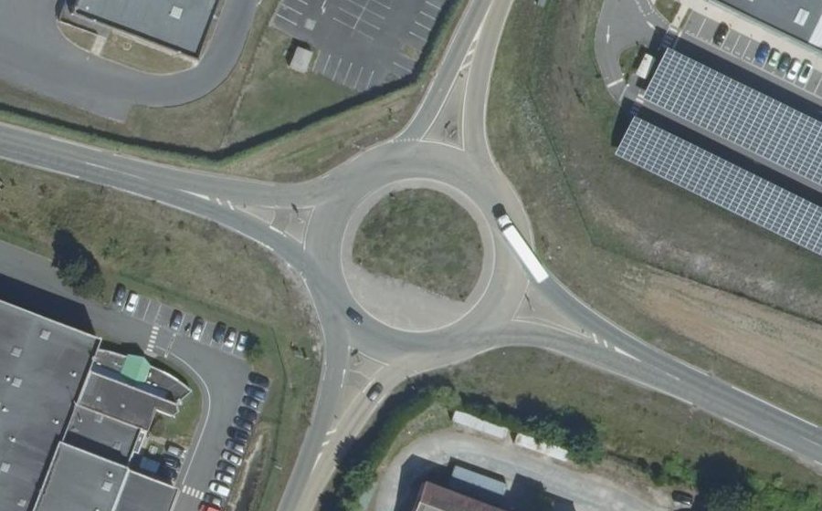 Vue aérienne du Rond-point anonyme n°171188241