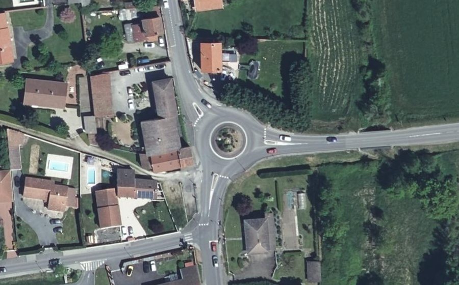 Vue aérienne du Rond-point anonyme n°171245785