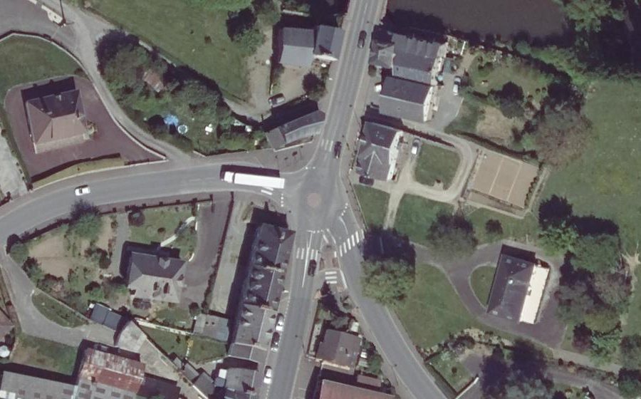 Vue aérienne du Rond-point anonyme n°171270769