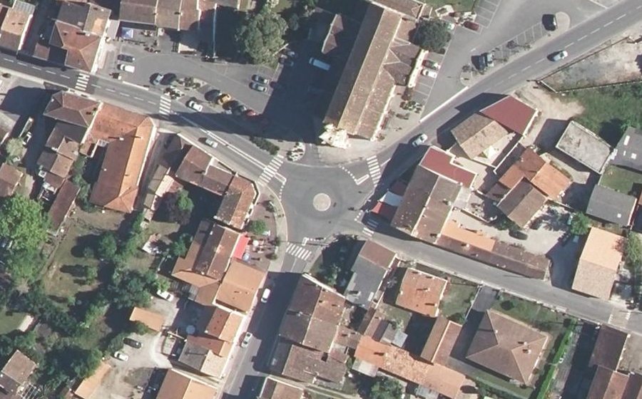 Vue aérienne du Rond-point anonyme n°171273776