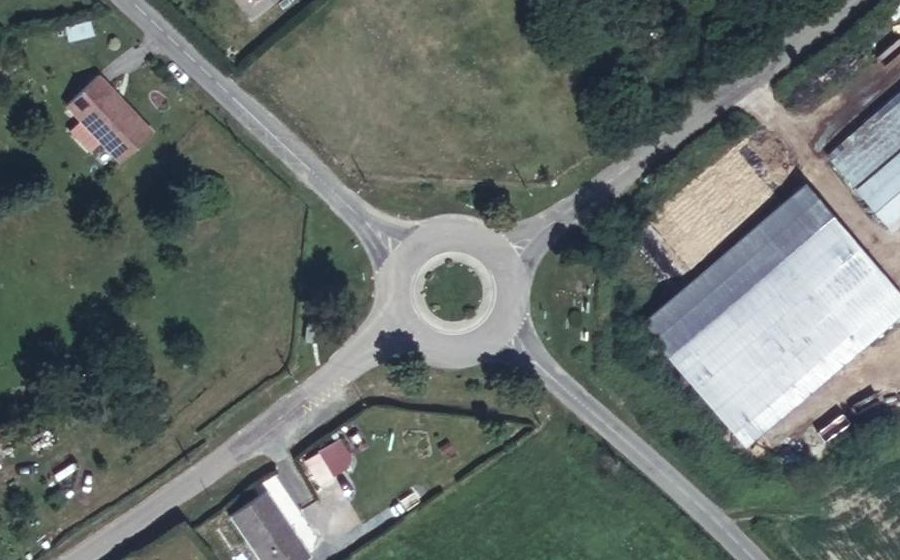 Vue aérienne du Rond-point anonyme n°171373280