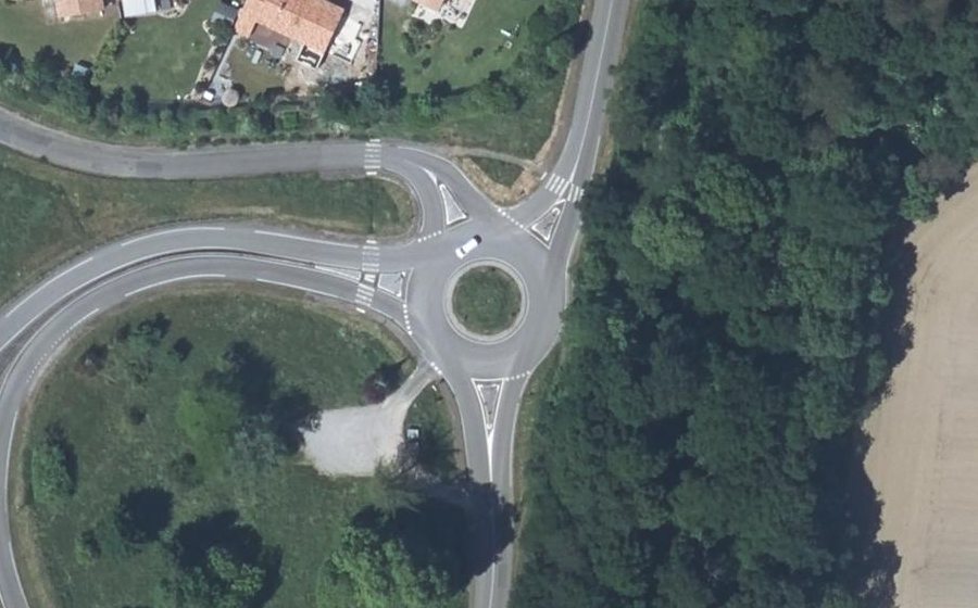 Vue aérienne du Rond-point anonyme n°171407449