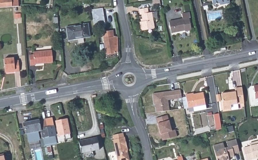 Vue aérienne du Rond-point anonyme n°171407452