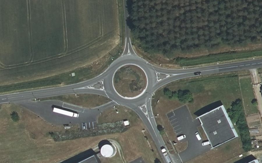 Vue aérienne du Rond-point anonyme n°171408039