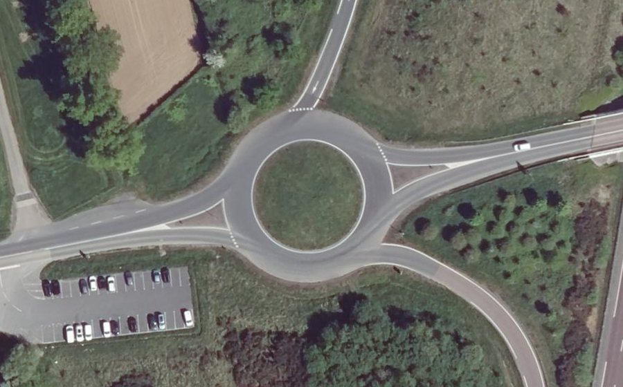 Vue aérienne du Rond-point anonyme n°171437738