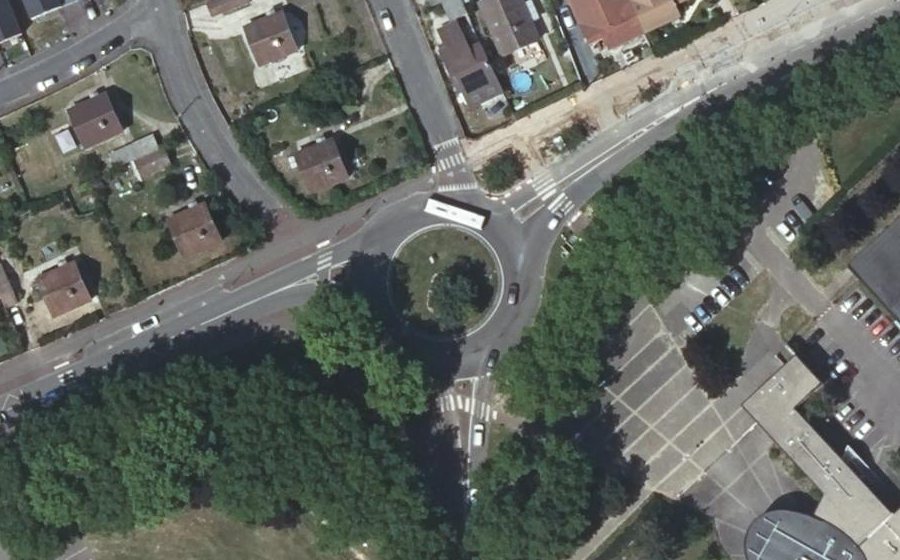 Vue aérienne du Rond-point anonyme n°171467559
