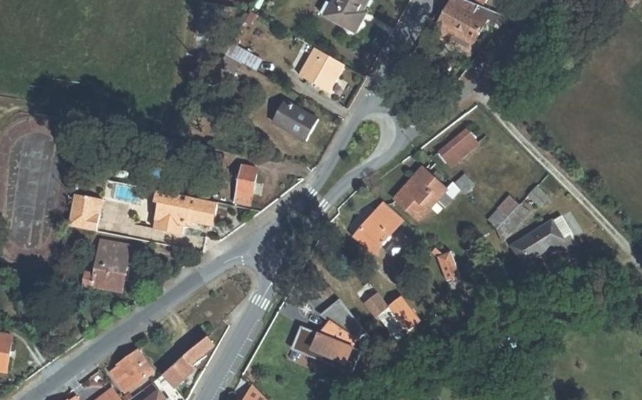 Vue aérienne du Rond-point anonyme n°171499915