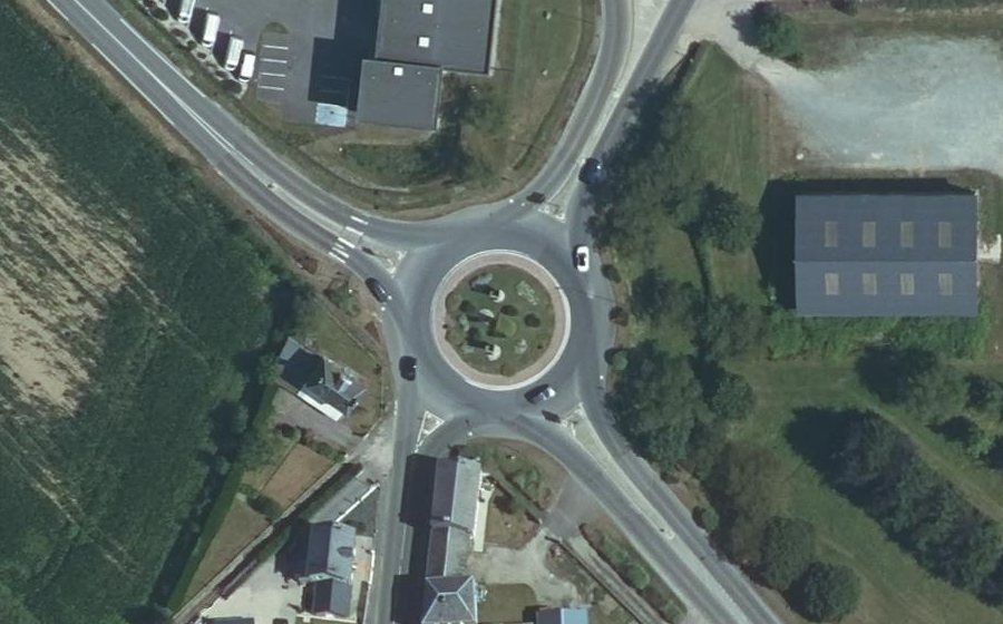 Vue aérienne du Rond-point anonyme n°171563104