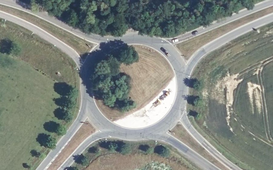 Vue aérienne du Rond-point anonyme n°171601542