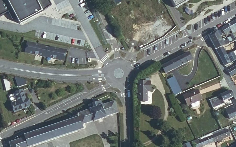 Vue aérienne du Rond-point anonyme n°171632364