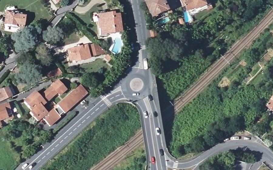 Vue aérienne du Rond-point anonyme n°171726203