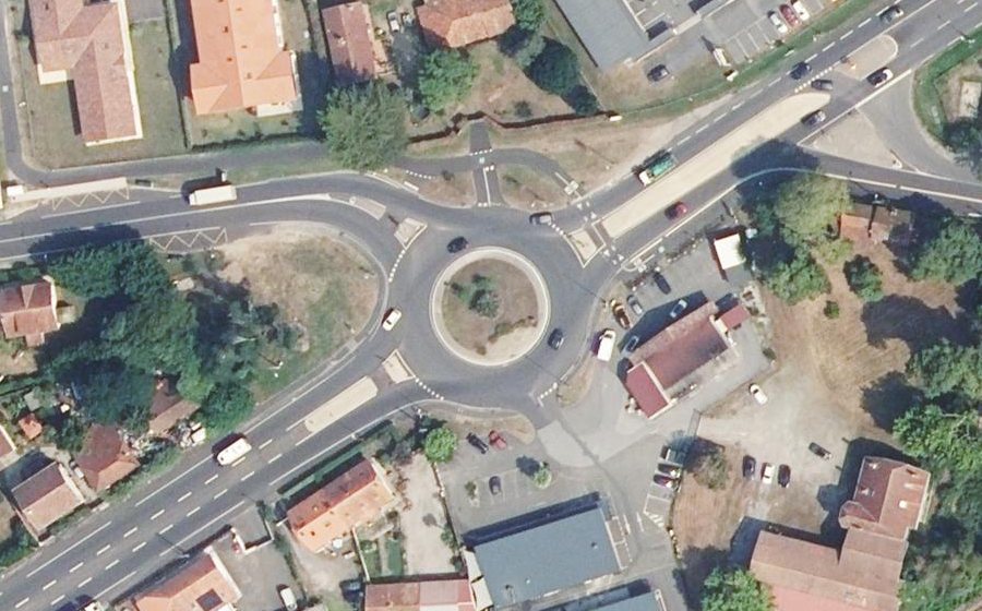 Vue aérienne du Rond-point anonyme n°171730709