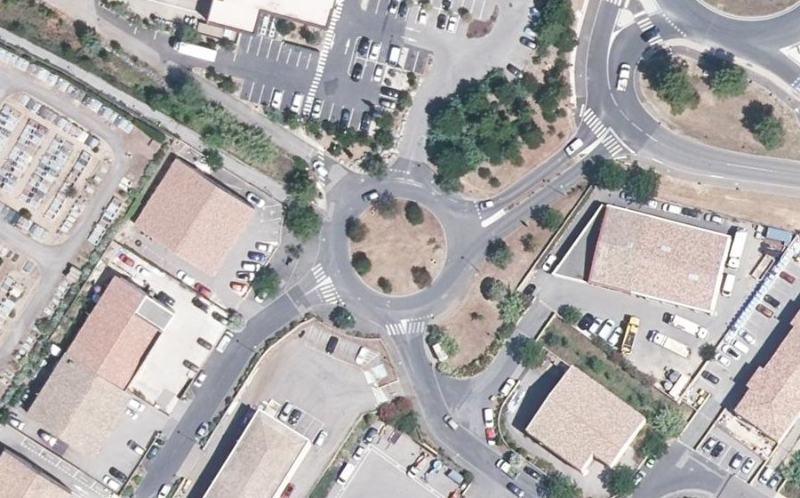 Vue aérienne du Rond-point anonyme n°171738221