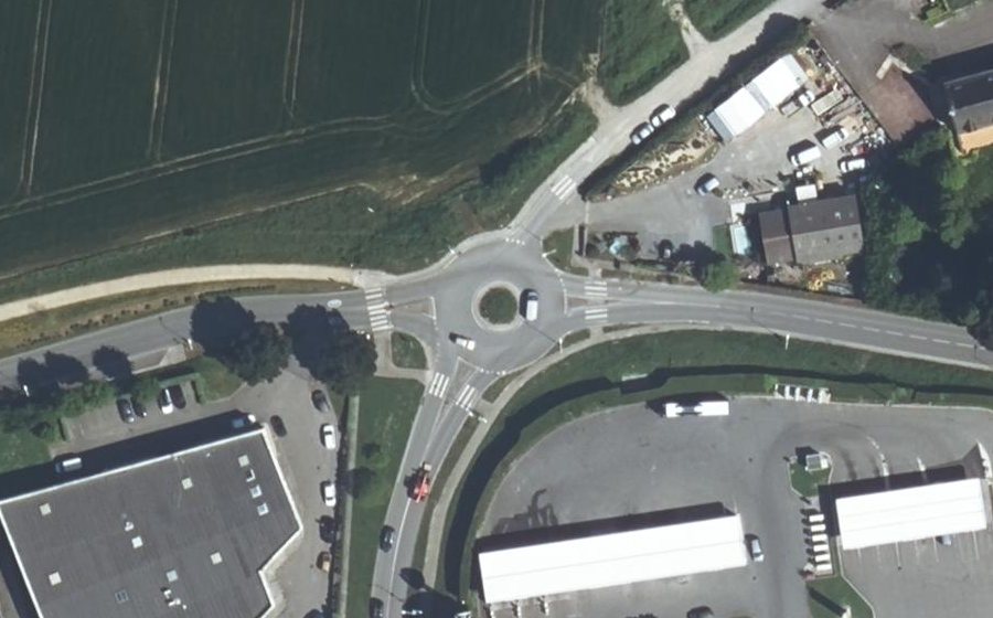 Vue aérienne du Rond-point anonyme n°171751596