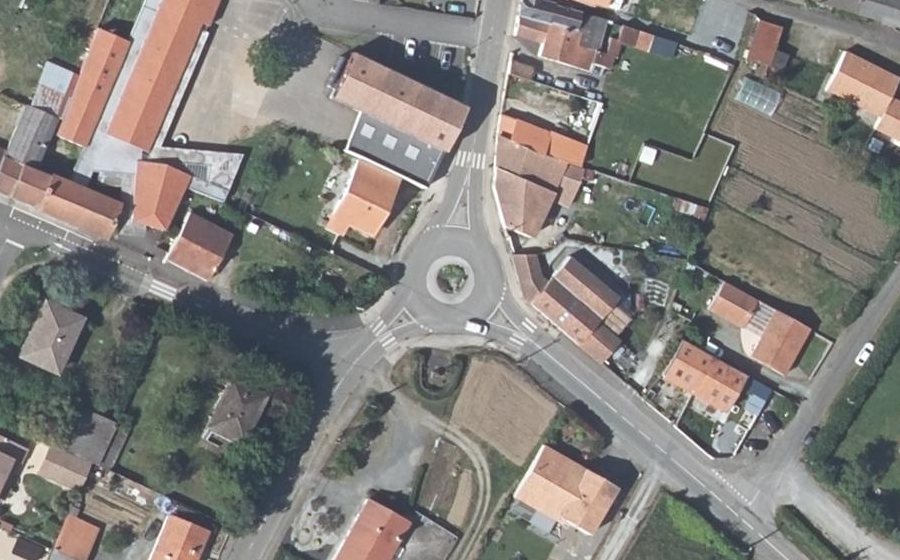 Vue aérienne du Rond-point anonyme n°171756576