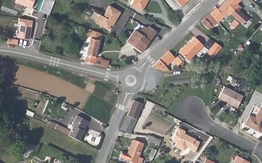 Vue aérienne du Rond-point anonyme n°171756816