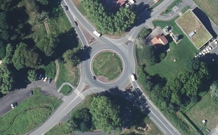 Vue aérienne du Rond-point anonyme n°171757499