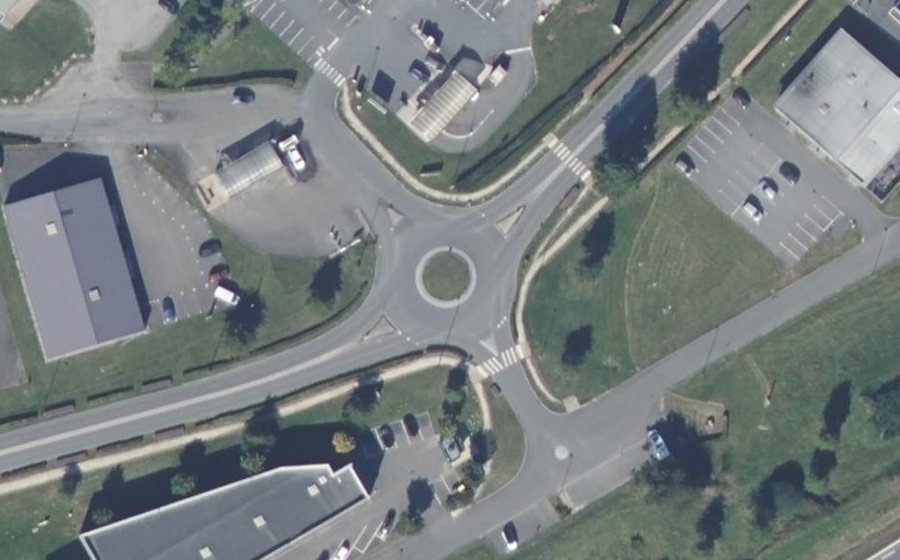 Vue aérienne du Rond-point anonyme n°171759662