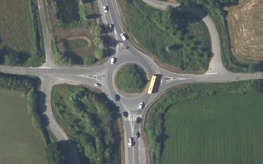 Vue aérienne du Rond-point anonyme n°171763505