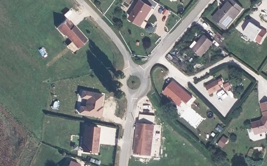 Vue aérienne du Rond-point anonyme n°171768242