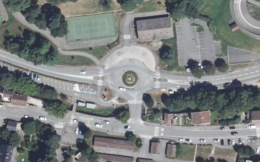 Vue aérienne du Rond-point anonyme n°171795325