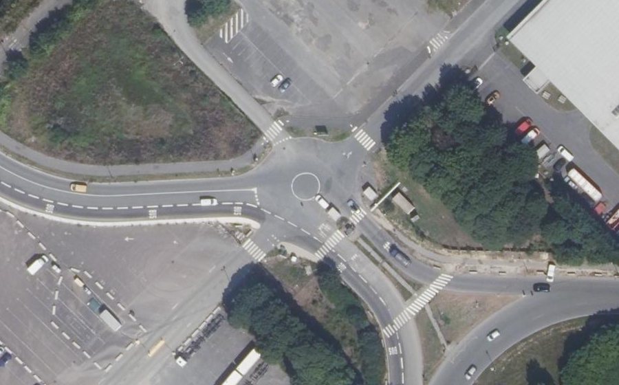 Vue aérienne du Rond-point anonyme n°171825410