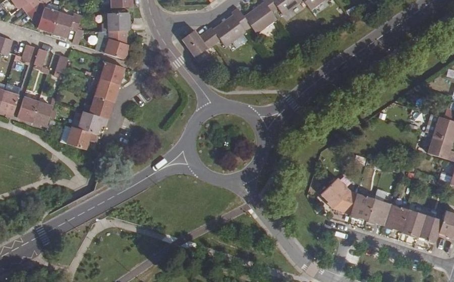 Vue aérienne du Rond-point anonyme n°171841466