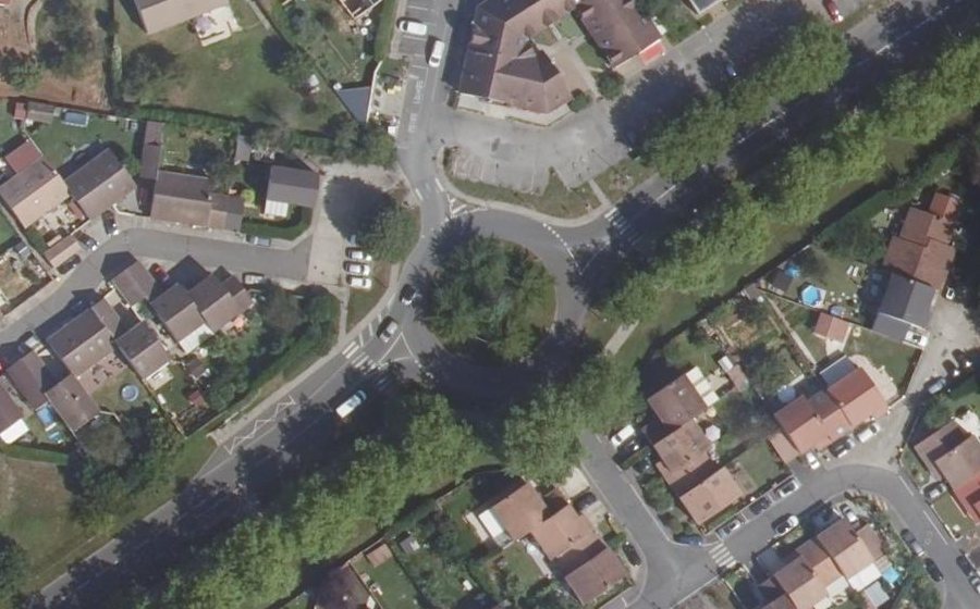 Vue aérienne du Rond-point anonyme n°171841475