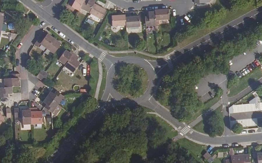 Vue aérienne du Rond-point anonyme n°171841478