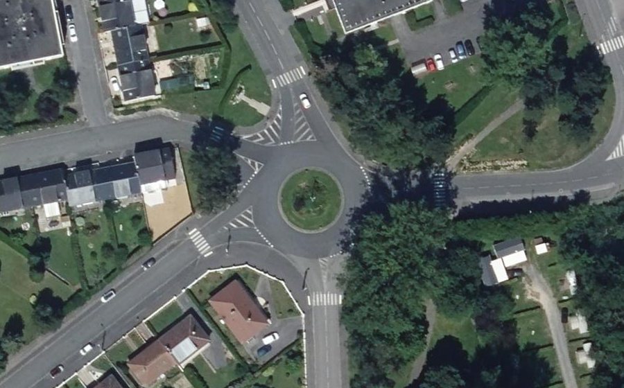 Vue aérienne du Rond-point anonyme n°171854213