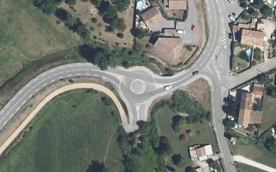 Vue aérienne du Rond-point anonyme n°171858561