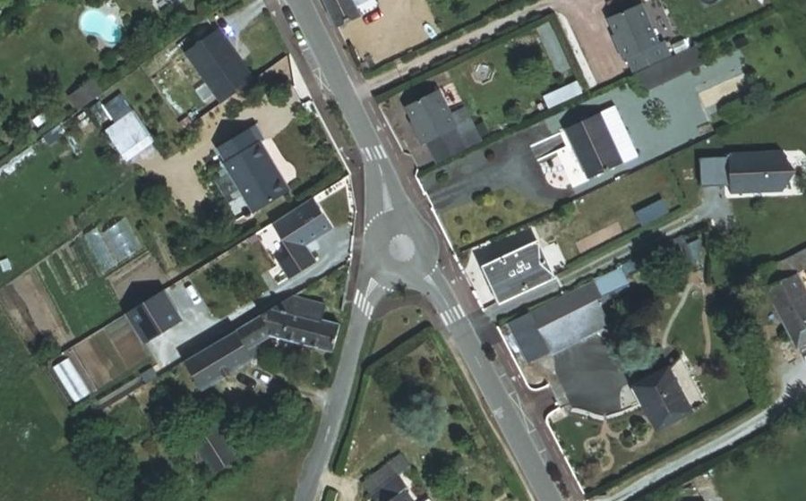 Vue aérienne du Rond-point anonyme n°171869897