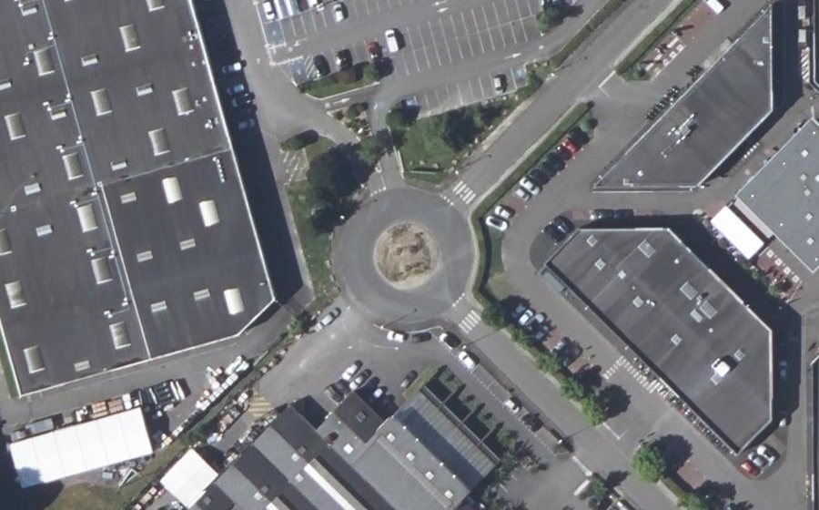Vue aérienne du Rond-point anonyme n°171877436