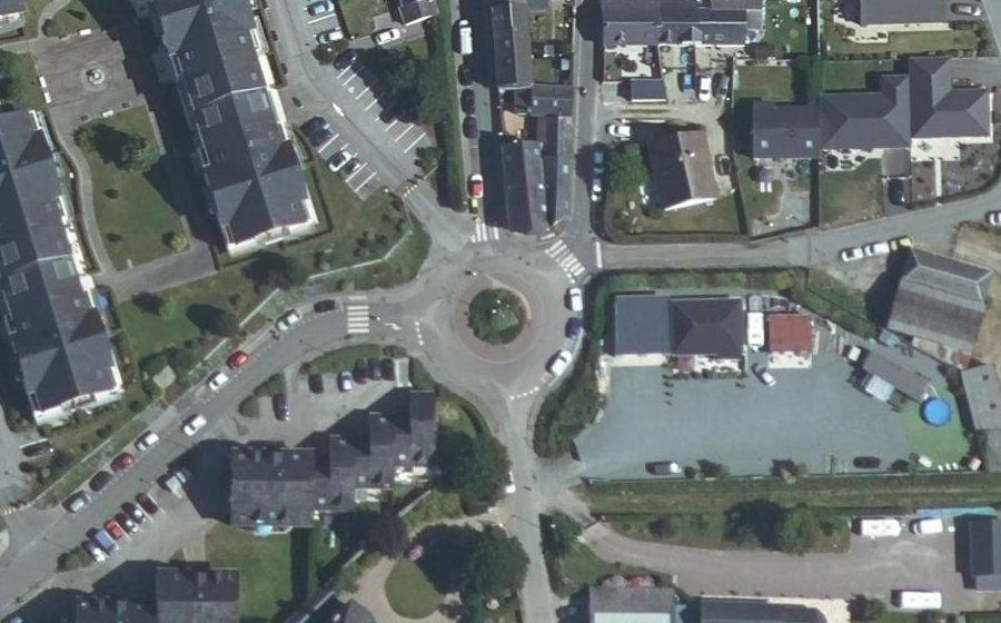 Vue aérienne du Rond-point anonyme n°171888097