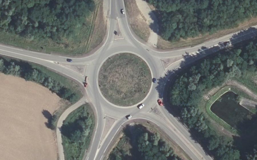 Vue aérienne du Rond-point anonyme n°171888560