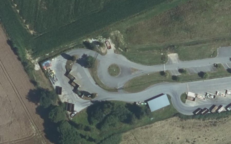 Vue aérienne du Rond-point anonyme n°171893550