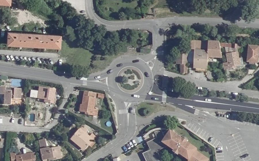 Vue aérienne du Rond-point anonyme n°171895381