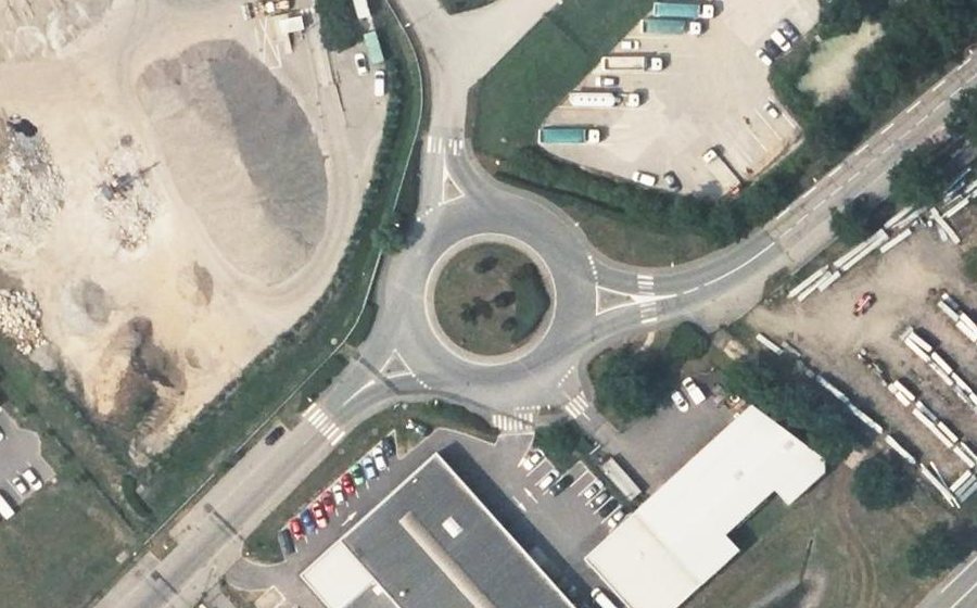 Vue aérienne du Rond-point anonyme n°171960620